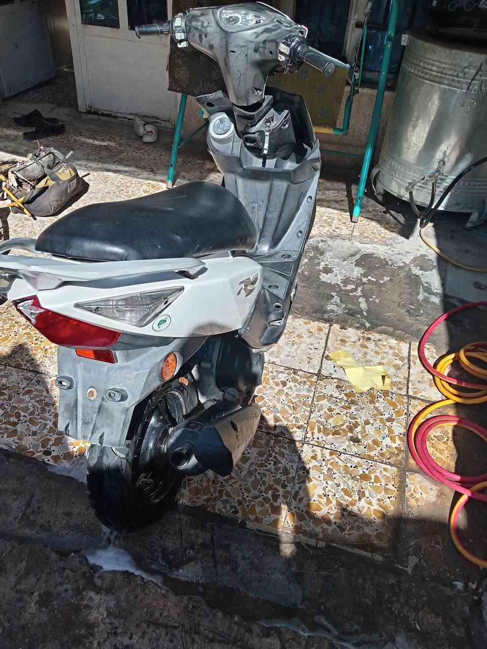 السلام عليكم...  ماكس مضلع حديث للبيع 
دراجه كفاله عامه  
كلجات WF
صالنصه رياضي FM
الدراجه نوزل باتري جديد وفيت بم جديد وزوج تايرات جلاتين جدد 
كفرات ختم واحد
ناقصهه بس بجم الدراجه
***********
السعر 650 وبيهه مجال للطيبين
