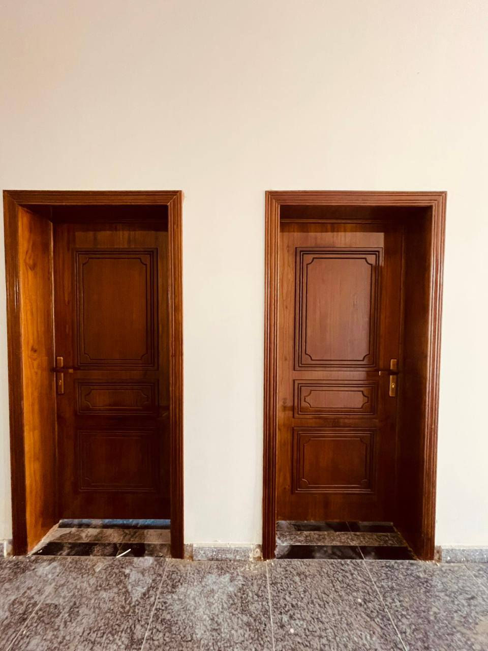 عمل جميع الابواب الخشب الصاج لكافه محافظات العراق 
ويوجد خدمه شد.ونقل
الموبايل ***********
وتساب ***********
