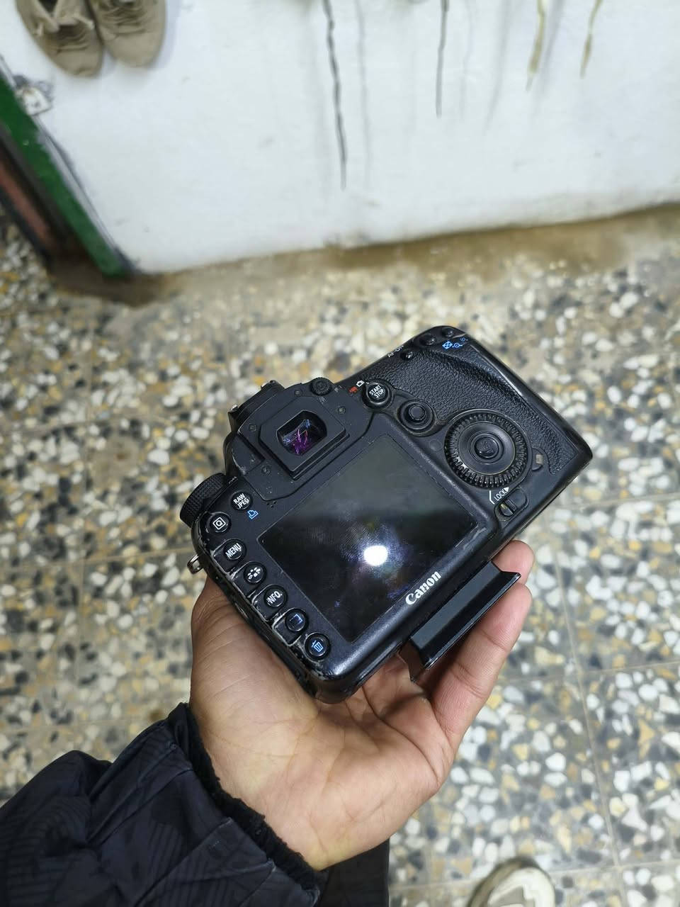 Canon D7 m. i مارك وان
كامره امرتبه دقه فول شترها ماعابر الـــــــ40k 
الاستفسار مراسله خاص او على الرقم الاتي ***********
