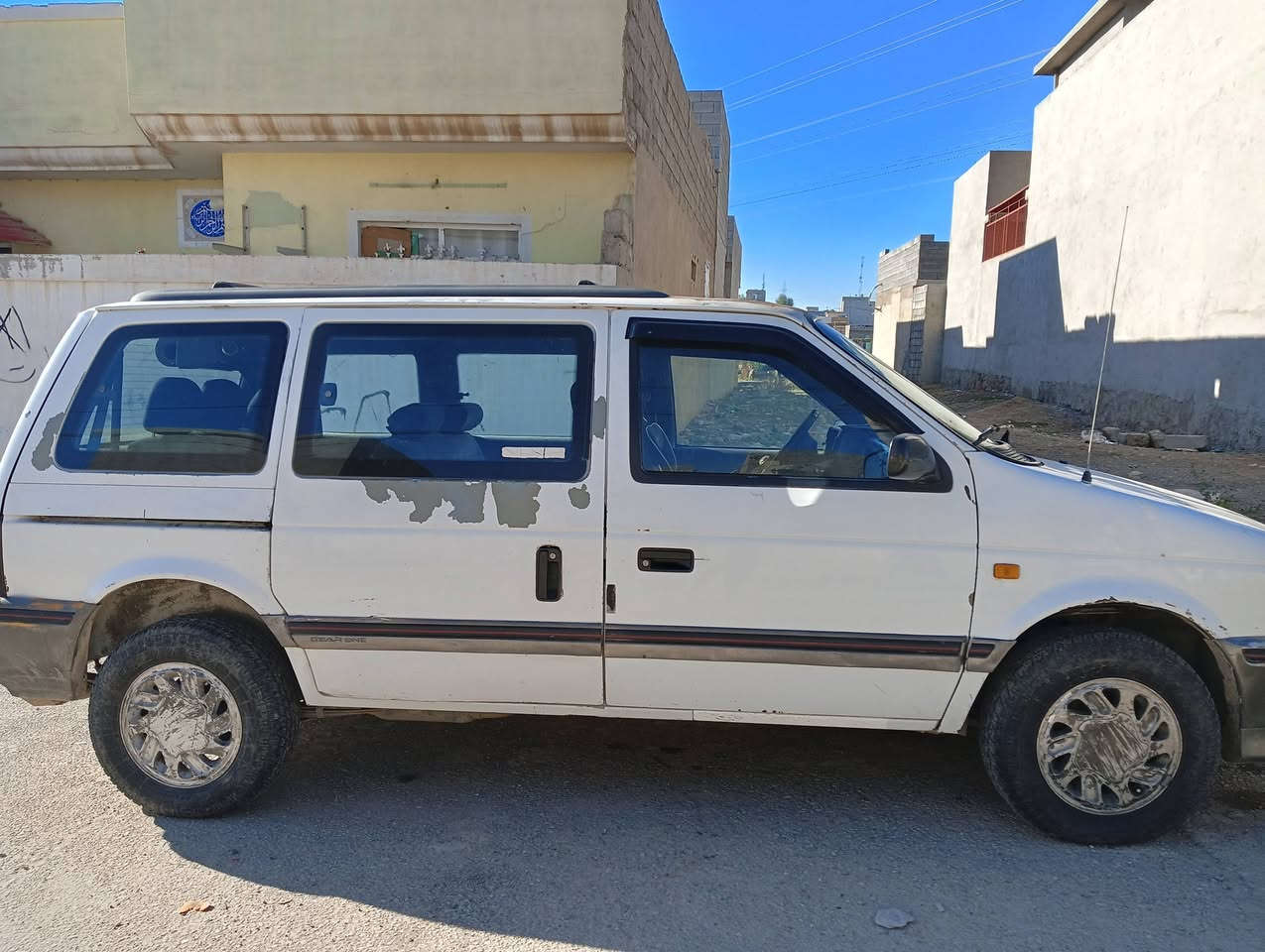 السلام عليكم 
سيارة كلايزر موديل 92 محرك دوج اصلي و كير شرط  سيارة حلوه ونضيفه بس الصبغ مكشط رقم نينوئ مسطره السعر 38 
مكاني موصل    ***********
