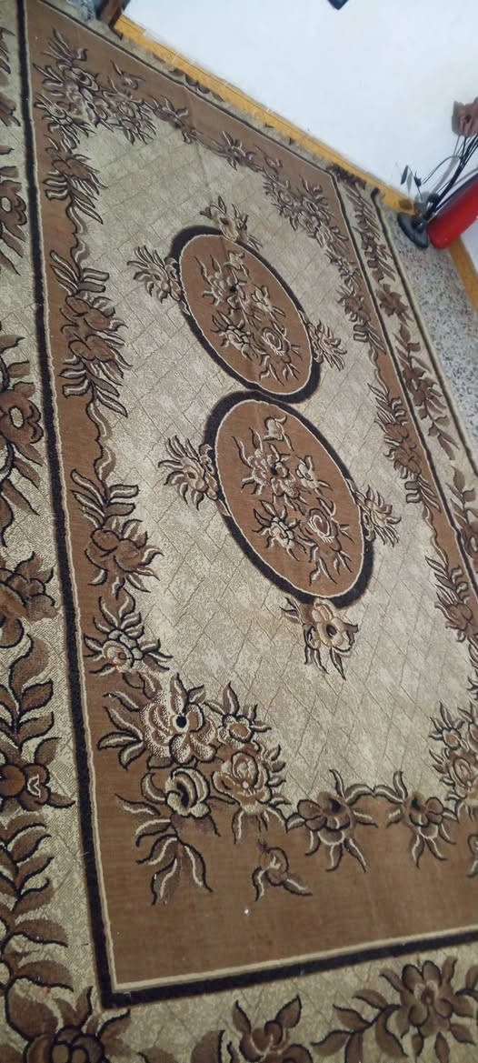 سلام عليكم فرشه ايراني ٦امتار للبيع نضيفه السعر 35 وبيه مجال العنوان البلديات شارع ٢٠ رقم الهاتف ***********
