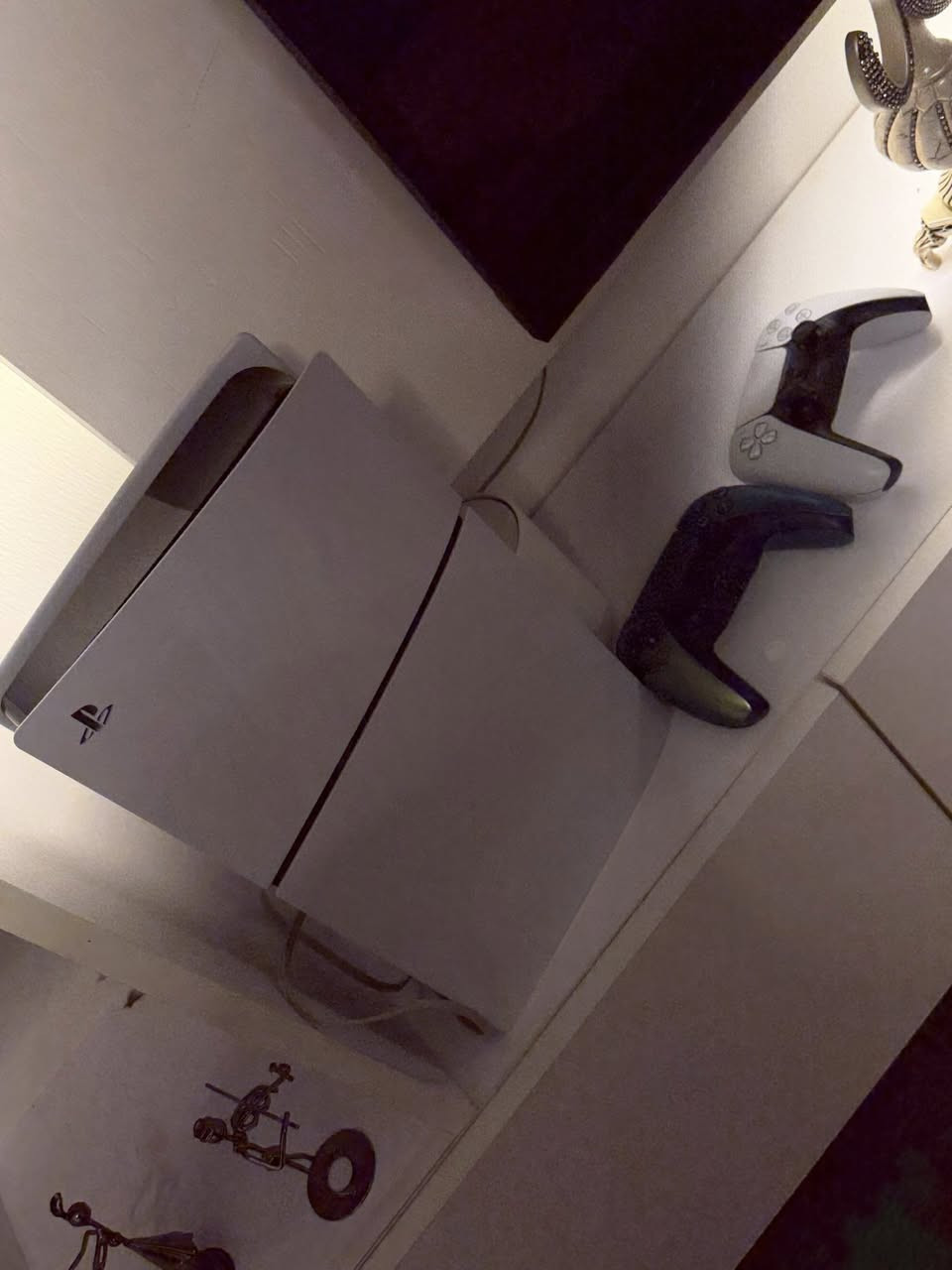 سلام عليكم بلي 5 برو للبيع مستخدم تقريبا سبوعين شخط مابي ضمان ويا يدات ثنين ويوبي اس من احسن الانواع السعر مليون وميه مكاني بغداد حي العدل ***********
