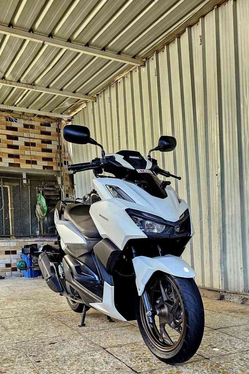 السلام عليكم من رخصة الادمن المحترم دراجة هوندا فاريوا موديل 2024 محرك 160cc محرك pcx الجيل الرابع  بصمتين الدراجة مع حساس الازدحام وabs ولايتات زينون ياباني بلادي مع قاعدة شحن بلادية لون الدراجة لؤلؤي طافي لون مميز الدراجة طك كارتون جديدة بمعنى الكلمة وبالعافية على الي تصير من نصيبه دراجة مال جناي اخواني مكاني بغداد الحرية ورقم تليفوني *********** بس الجاد والمهتم يتصل واجاوب تليفون وخاص هم تحياتي للجميع
