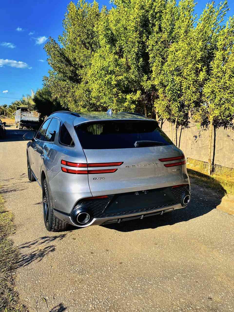 السلام عليكم
🚗 For Sale: 2022 Genesis GV70 Sport Prestige — Premium Luxury SUV
محرك 6 سلندر V6 توين تيربو سعة 3.5 لتر
 • قوة 375 حصان
 • عزم 391  حوالي(530 نيوتن متر) 
 • ناقل حركة أوتوماتيك 8 سرعات
 • نظام دفع كلي AWD

⸻

🛋️ الداخلية والراحة
 • مقاعد جلد نابا فاخرة
 • مقاعد أمامية وخلفية تدفئة
 • تكييف ثلاث مناطق
 • شاشة ترفيه 14.5 إنش
 • عدادات رقمية 12.3 إنش
 • نظام صوتي فاخر Lexicon
 • ديكورات داخلية كربون فايبر
 • عرض المعلومات على الزجاج الأمامي HUD

⸻

🛣️ الشكل الخارجي
 • فئة Sport Prestige (أعلى فئة)
 • جنوط رياضية 21 إنش
 • تصميم رياضي فاخر وأنيق

⸻

🧠 الأمان والتقنيات
 • مثبت سرعة متكيف
 • مراقبة النقطة العمياء
 • التحذير من مغادرة المسار
 • مساعد الركن الذكي عن بُعد
 • أنظمة أمان متكاملة

⸻

 • سيارة مريحة وقوية ومناسبة للاستخدام اليومي والسفر
 • تجمع بين الفخامة، الأداء، والتكنولوجيا
▪️السيارة تقرير غرق

💰 السعر: 315 ورقة
📍 الموقع: بابل
📞 للتواصل:***********
