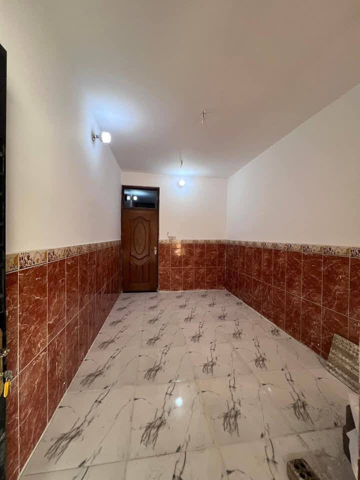 السلام عليكم يتوفر لدا مكتبنا مشتمل للبيع المساحه 35متر طابقين يحتوي على غرفتين نوم فوك وجوه استقبال ومطبخ وخدمات موقع المشتمل الشعب قرب سوق شلال قرب شارع عدن شارع عريض عرض الشارع 25متر ورصيف 8امتار موقع جيد جداً الاستفسار مكتب الشعب للعقار ***********
