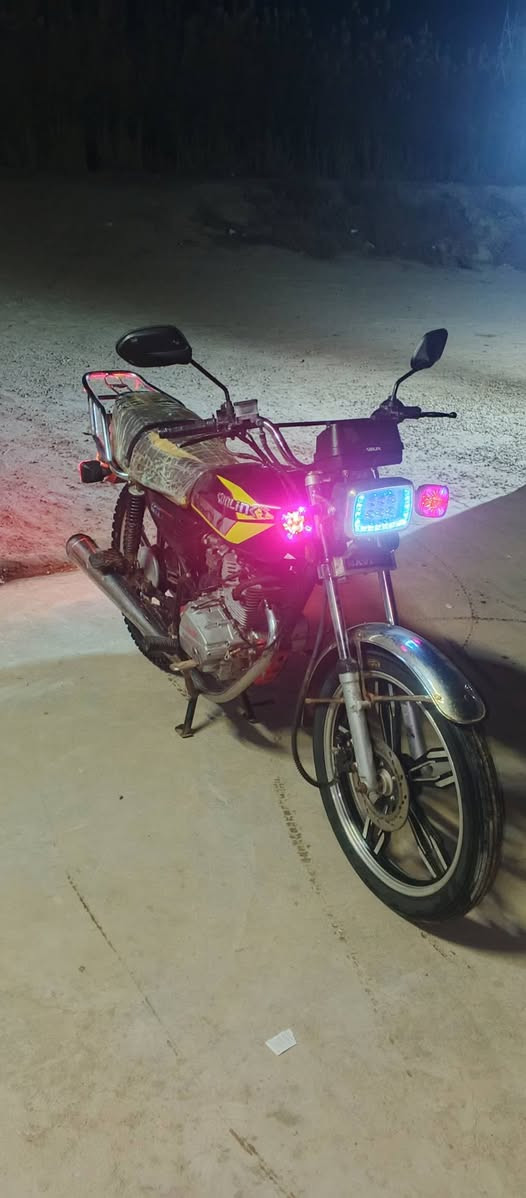 السلام عليكم دراجه ايراني موديل 22 اوراق كامله محرك مكفول لا صوت لا بخار لا دخان كهربائيات كامله نكره سلف اربع اشاير يمنه يسره لايت سكن كامل الدراجه نعومه طستها تخبل حتى ما بيها كركعه الدراجه جاهزه شغل واطلع مكان بغداد جسر الفرنسي قرب فلكت حي النصر رقمي ***********/و هذا الرقم بي واتساب ***********
