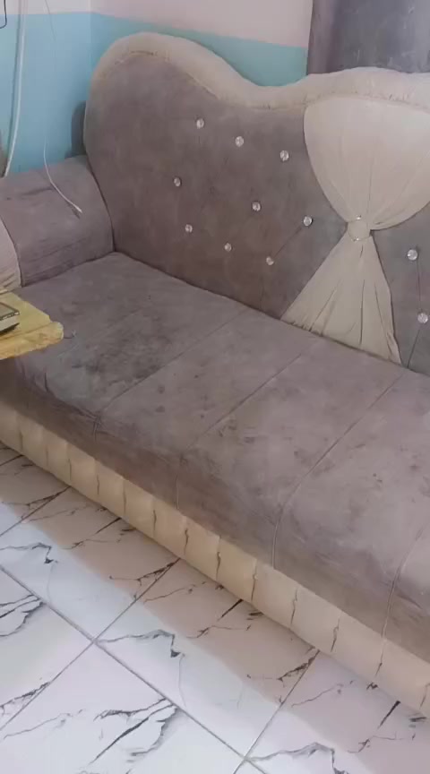 السلام عليكم قنفات ملكيه 10مقاعد نضاف تسكام ومغسله بس شاديها نضيفه وجهاز كليجه كلهن ع الفحص
***********
