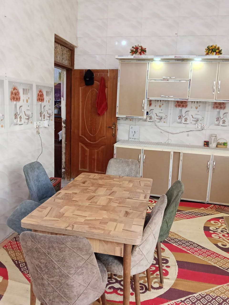 البيت للبيع با الكادميه المساحه 200م يحتوي البيت علا غرفتين نوم و صاله و مطبخ و براني وصحيات خارجية و داخليه اللاستفسار مراجعة مكتب سلام الجبوري الاتصال ***********
