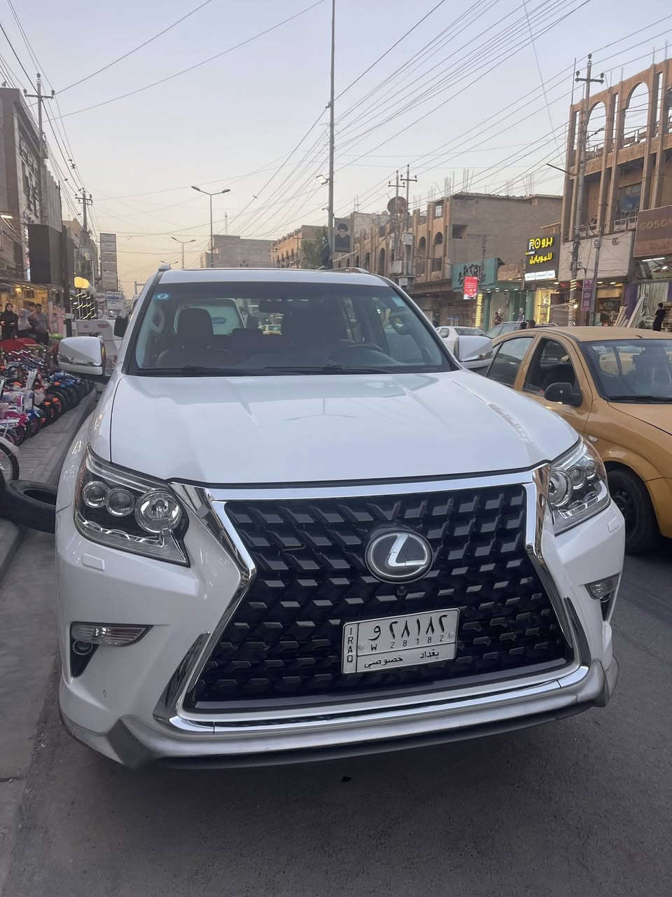 لكزز بدي برادوا ٢٠١٧
المحرك والأداء:
• محرك: V8 سعة 4.6 لتر
 • قوة: حوالي 301 حصان
 • عزم: 446 نيوتن.متر
 • ناقل حركة: أوتوماتيك 6 سرعات
 • دبل (4WD) دائم

الصرفية:
 • معدل استهلاك الوقود: تقريبًا 6–7 كم/لتر داخل المدينة
 • خزان الوقود: حوالي 87 لتر

القدرات:
 • مناسب للطرق الوعرة (أوف رود قوي)
 • نظام Crawl Control + Multi-Terrain Select

الداخلية:
 • 7 ركاب
 • جلد + خشب فاخر
 • تبريد وتدفئة مقاعد (حسب الفئة)
 • شاشة + نظام ملاحة
 • نظام صوتي فاخر (Mark Levinson ببعض الفئات)

الأمان:
 • 10 إيرباغ تقريبًا
 • ABS + Traction Control
 • كاميرا خلفية + حساسات
 • نظام الثبات الإلكتروني

مميزات إضافية:
 • تعليق هوائي خلفي
 • فتح بصمة وتشغيل زر***********
 • فتحة سقف
