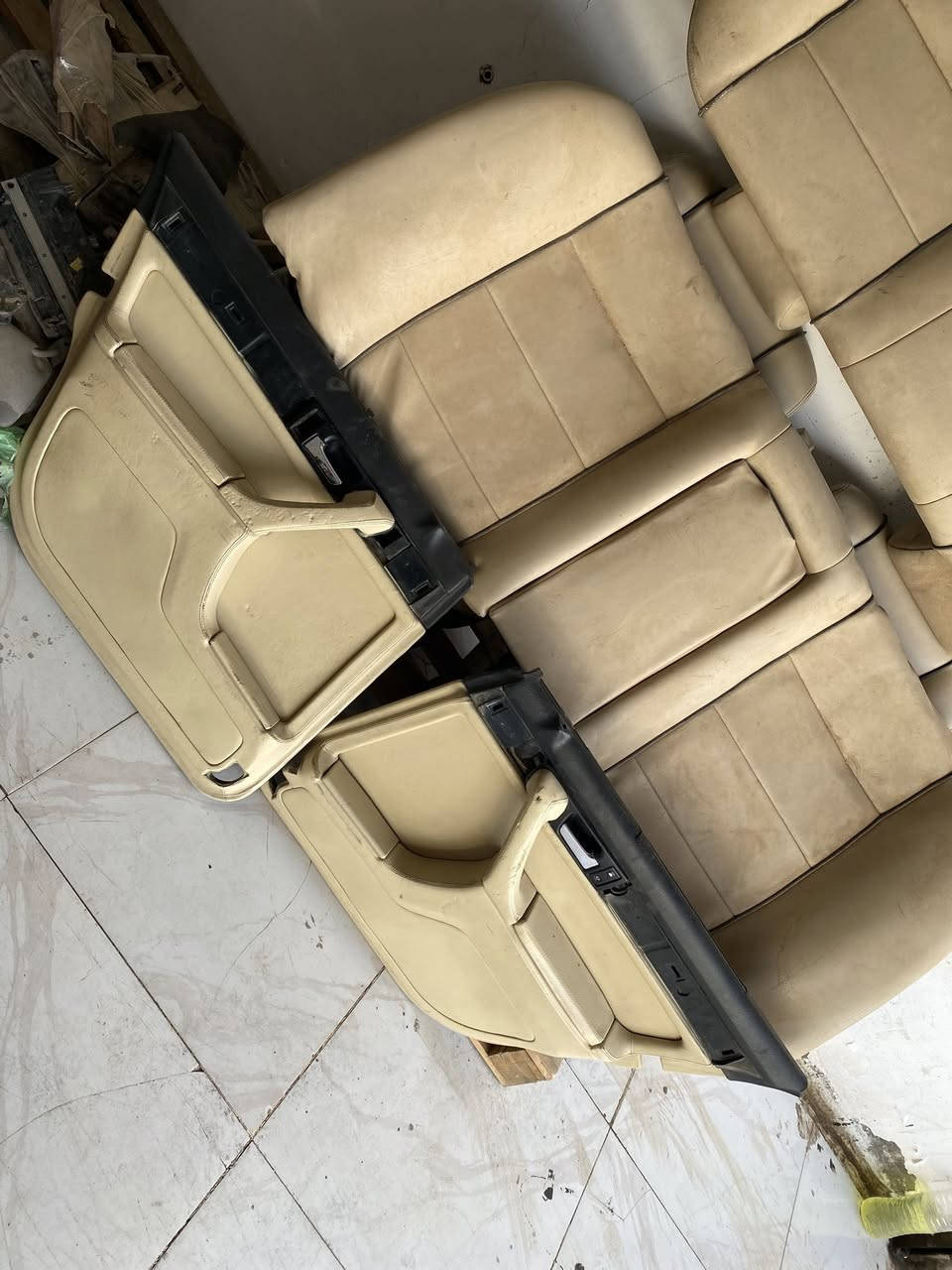 السلام عليكم
غرفه 700بيجي كهرباء مع ملحقاتهه مذكوره(4كشنات 4بطاين 6تكم دشبول امامي جكامج ثنين دبل جكمجه  فرس خلفي دوسات باب القماشات بلصفحه جوه تخم صاج كامل ملكي ابو القلم ويدات ستيل وبردات خلفيه بلبطاين )وشعندي تفاصيل بعد للغرفه انطيك ملاحظه بسيطه بطانه سايق يحتلجهه تلغليف بس للجلد الجوه(السعر 5ورقات ونص مكاني الديوانيه***********)
