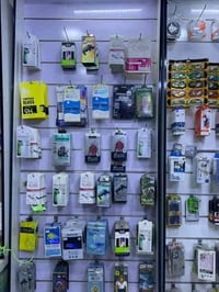 اخوان بفلس ونص 🔥 تصفيه محل اكثر من 500 لاصق شاشه اندرويد وايفون ستندر ...