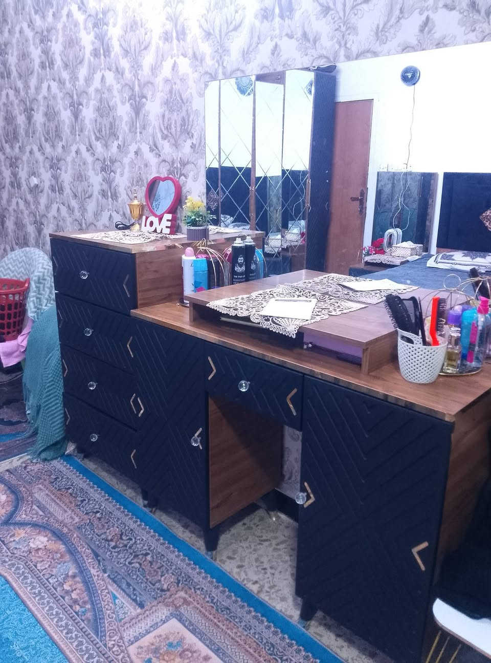 سلام عليكم غرفه نوم للبيع تركي 7 قطع نضيفه بدون ضرر ماخذه ب 850 اريده ب 650 الشراي  يتصل بلرقم ويدلل وتساب موجود *********** مكان البياع
