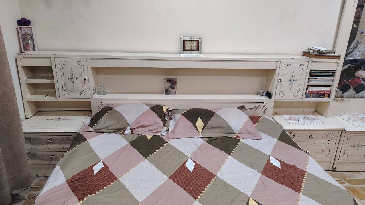 غرفه نوم خشب عراقي للبيع قنصور6 ابواب
 السعر 235 بيها مجال بسيط للشراي


**إذا كنت صاحب هذا الإعلان وتريد حذفه لأي سبب، رجاءا أرسل رسالة إلى الدعم الفني**