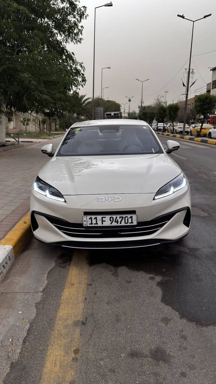 Byd seal 6 dmi اللون بيجي
هايبرد قابل للشحن 
اجمالي الكيلومترات (شحنه كاملة + البانزين) ٢١٠٠ كيلومتر (الفعلي ١٦٠٠ كيلومتر تقريبا)

- نسخة ال ١٣ كامرة وقيادة ذاتية ADAS
- اوتو بارك و valet mode (تطبك وانت خارج السيارة)
- رادار امامي مانع تصادم
- رادار خلفي وحساسات زاوية ميتة
- تنبيه عند فتح الباب ووجود سيارات قادمة
- تنبيه عند الرجوع وقدوم اشخاص او سيارات من احد الجهات
- اذا كسرت بدون ما تشغل اشارة على سيارة جاية اسرع منك وكانت سرعتك فوك ال ٥٠ كيلومتر السيارة تتدخل وتلوف ستيرن وترجعك لمسارك قبل لا يضربك
- اذا اجت باتجاهك سيارة سريعة تشغللهه دبل اشارة للتنبيه
- نظام سكيورتي من تطفيها تصور اي واحد يتقرب منهه
- كاميرا تصوير اثناء القيادة مع عرض دوسة تفاصيل القيادة من سرعة وضغط على دواسة البانزين او البريك
- تشوف اي شي جوة السيارة

باختصار هاي النسخة بيهه احدث انظمة السيفتي والسكيورتي المتقدمة من شركة byd

عدى الكشن الكهرباء والفتحة

بطارية ٨٠ كيلومتر بالشحنه 
كل التنبيهات صوتية باللغة الانكليزية بعد التحديث الاخير

ماشية 9100 قابل للزيادة
مكينة البانزين ماشية 2600 فقط 
والكهرباء 6500

بيهه طخة بالصندوك مثل ما واضح بالصور

سعرها ٢٤ مليون
المكان بغداد 
***********
