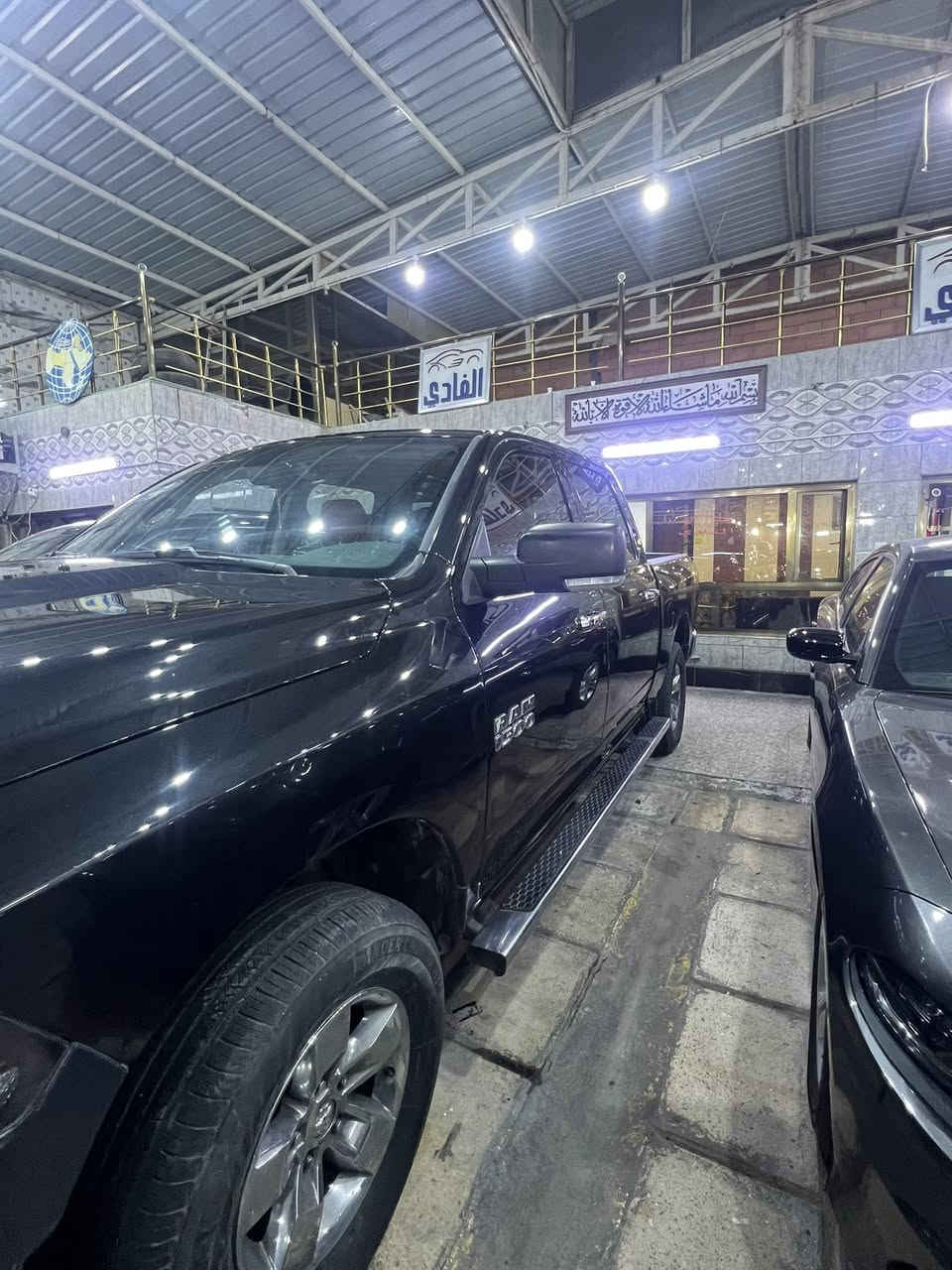 السلام عليكم
دوج رام بك هورن اصل  موديل ٢٠١٨ 
لون اسود رقم بغداد جديد v6(3600)
باب طويل بدي قصير المرغوب 
حادثه بابتين صبغ بدون دواخل بدون ايرباكات 
كير مكينه مكفولات داخل جديد متغير 
صدر عام جديد 
السعر ٢١٥ وبيه مجال
للاستفسار ***********
