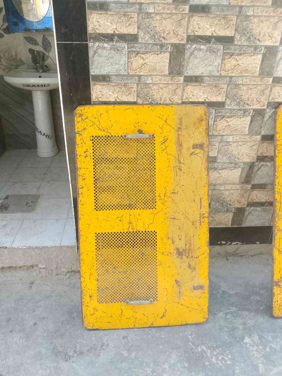 ***********
