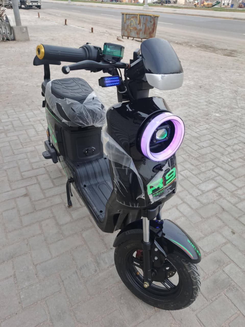 السلام عليكم
ار 9 مديل 26 الحديث لون اسود
6بطاريات مزوده حجم كبير 32امبير وينلي  الاصلي ام الختم شاحنه الاصليه وياها بالكارتون وياها سويجين وبصمه وكارتين  وكفات ومرايات 
4 نمر سرعه 109سرعه حقيقيه 70
دبل اشاره اشاره يمنه ويسره وهورن وبلوتوث لايت عالي وناصي 
دراجه جديده مال وكيل بعدها بالزكات الشركه مستخدمه 8 ايام  فقط ماشيه 70كيلو فقط  وصل شراء موجود ماخذها ب 620 لان زودتها بطاريه تقطع مسافات بعيده 
السعر 550 وبيها مجال قليل حك الجيه 
واتساب ***********
عنوان بصره حيانيه اول لاين
