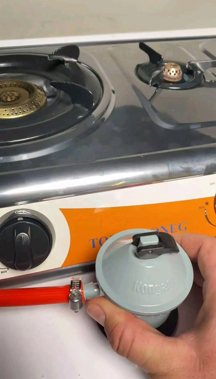 موقد غاز إيطالي ستايل ثلاث عيون – إشعال ذاتي – يعمل على غاز LPG
موقد غاز عملي بتصميم إيطالي مخصص للاستخدام المنزلي، يجمع بين البساطة والأداء اليومي الموثوق.
• موقد بثلاث شعلات (عيون) لتسهيل الطبخ المتعدد في نفس الوقت
• إشعال ذاتي بنظام Piezo-Electric بدون الحاجة لولاعة
• تصميم علوي من الستانلس ستيل
• تحكم منفصل لكل شعلة عبر مفاتيح أمامية واضحة
• يعمل على غاز LPG
• مناسب للاستخدام المنزلي اليومي
• النوع: موقد غاز
• عدد الشعلات: 3 شعلات (Triple Burner)
• نوع الغاز: LPG
• نظام الإشعال: Piezo-Electric

• استهلاك الغاز:
– 0.54 كغم/ساعة

• الأبعاد (الطول × العرض × الارتفاع):
– 70 × 37 × 10 سم

• الوزن:
– 7 كغم
• مدخل الغاز:
– قطر داخلي 3/8 بوصة (9.5 ملم) – أنبوب مطاطي
محتويات العلبة:
• موقد غاز ثلاث عيون
•خرطوم (صوندة) ، قفيص عدد2 ، منظم
• دليل التشغيل والاستخدام (Operating Instructions)
للحجز والاستفسار مراسلة الصفحه تتوفر خدمة توصيل لجميع المحافظات بغداد, العراق


**إذا كنت صاحب هذا الإعلان وتريد حذفه لأي سبب، رجاءا أرسل رسالة إلى الدعم الفني**