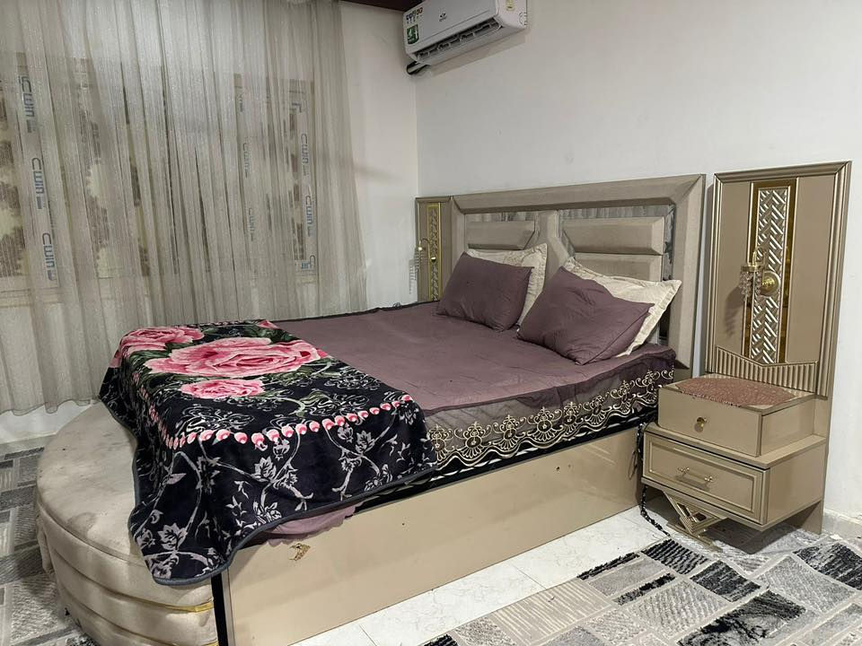 اغراض شقة للبيع 
تخم قنفات 
لونين 
كل واحد منهم 
٢ كبار 
وحده وسطيه  اثنين كراسي 
القنفات 
كل واحد بيهم ب٧٠٠
/ تم البيع 
 
غرفة نوم ٨ بيبان ب٦٥٠ /تم البيع 

غساله صحون  غير مستعمله ٤٠٠
غساله ملابس ٢٥٠
سبالت عدد ٥ / باقي ٢ فقط 
كلهن طنين 
الواحد منهم ب٤٠٠
كله جديد ونظيف
مابي اي ضرر 
تجون وتشوفون 
مجمع ريحانه / قرب بسمايه 
رجاااء الاسعار ثابته
واتساب ***********ت
