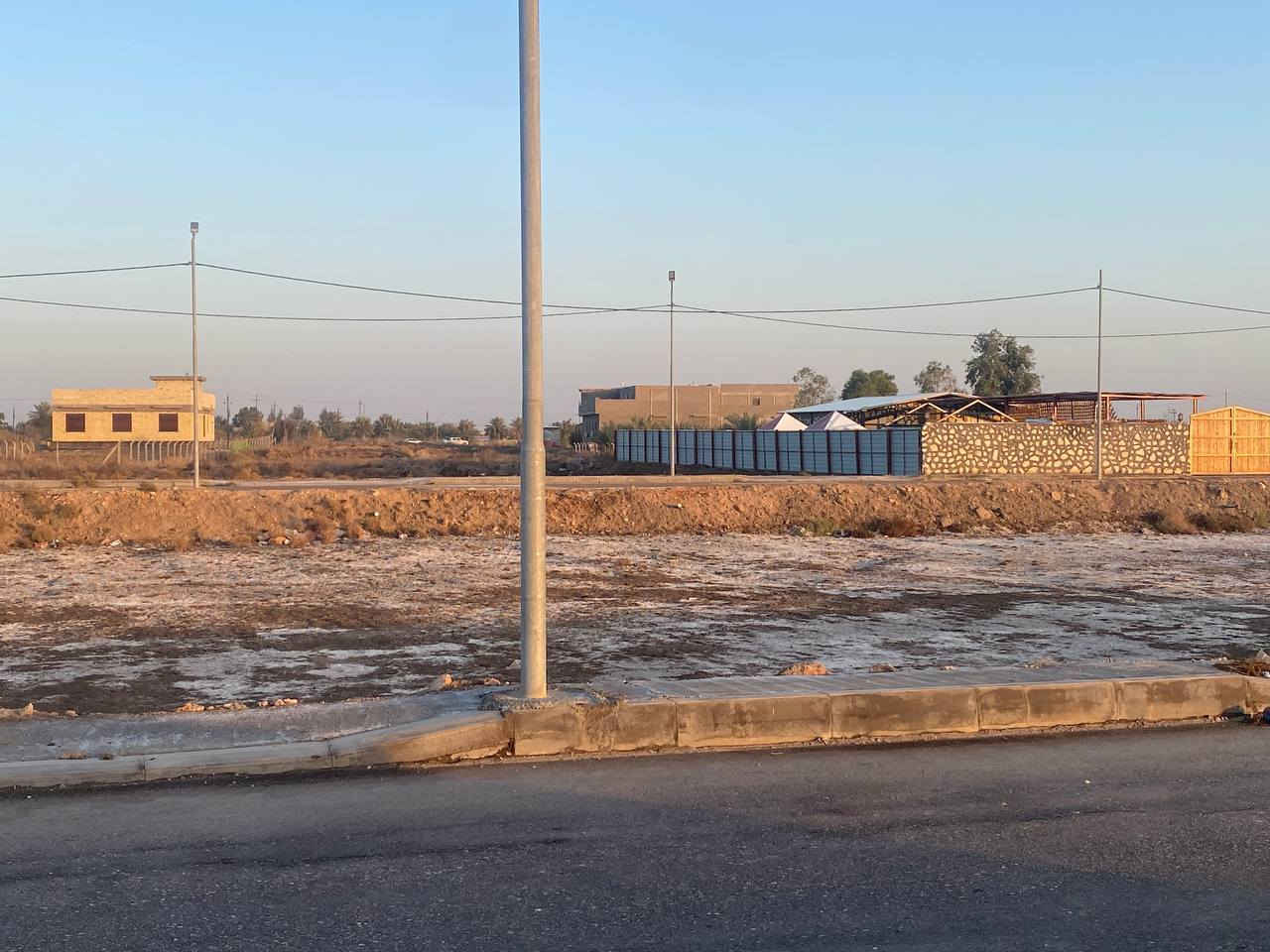 سلام عليكم قطعة ارض للبيع مساحة 225 كهرباء ماء مجاري انارة ليلية عرض الشارع 15 متر طريق الدغارة مقابل مدينة الروان النموذجي الي راح يبني بي سيف كطوف رقم ***********
