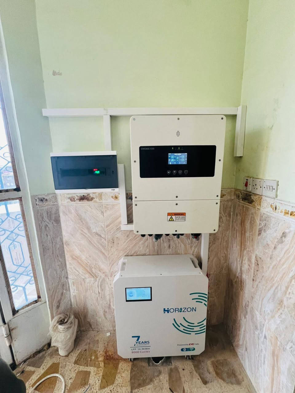 شارعت كوادرنا لتنفذ منضومة لهذا اليوم في محافظة صلاح الدين قضاء بيجي منطقةالمزرعة للمواطن سيف محجوب احمد 

الواح عدد 8
انفيرتر 8 كيلو  65AP ضمان5 سنوات
بطاريه 14.3KW ضمان 5سنوات
ألواح 620 واط ضمان15سنة
تنصيب ألواح الطاقة الشمسية ليس عملًا ميكانيكيآ فقط
بل هو مهمة تعتمد على خبرة الكادر، دقة التنفيذ، وفهم حقيقي للمنظومة من حيث المواد الرصينة

الكادر المحترف هو من يضمن: الاستفادة القصوى من الطاقة، استقرار الأداء على المدى الطويل، تقليل الأعطال ورفع كفاءة الاستثمار.

في شركة رياض المنيف واخوانه لحلول الطاقة الشمسية   نؤمن أن قوة أي منظومة تبدأ من الأيادي التي تنفّذها، ولهذا نعتمد على كادر متخصص يعمل وفق معايير مدروسة في كل مرحلة من مراحل التنصيب.

لأن الطاقة النظيفة لا تتحقق بالصدفة…
بل تُبنى بخبرة بشرية حقيقية.

للاستفسار والتواصل المديرالتنفيذي أستاذ رياض
📞 ***********
      ***********
https://www.facebook.com/share/17jWrTtY8z/
في حالة وجود خلل اتصل واتساب وستحل مشكلتك على يد مهندس الكهرباء أستاذ خلف***********
المهندس الفني  ومدير المبيعات مهندس عبدالله المنيف الجبوري 
***********
فرعنا الثاني محافظة صلاح الدين قضاء بيجي منطقة البعيجي بأدارة استاذ وعد
***********
***********
فرعناالثالث ناحية القيارة دورالقاعدة الشارع العام مجمع الصالح التجاري
بأدارة محمد الصالح
***********

#شركة رياض المنيف واخوانه لحلول الطاقة المتجددة
