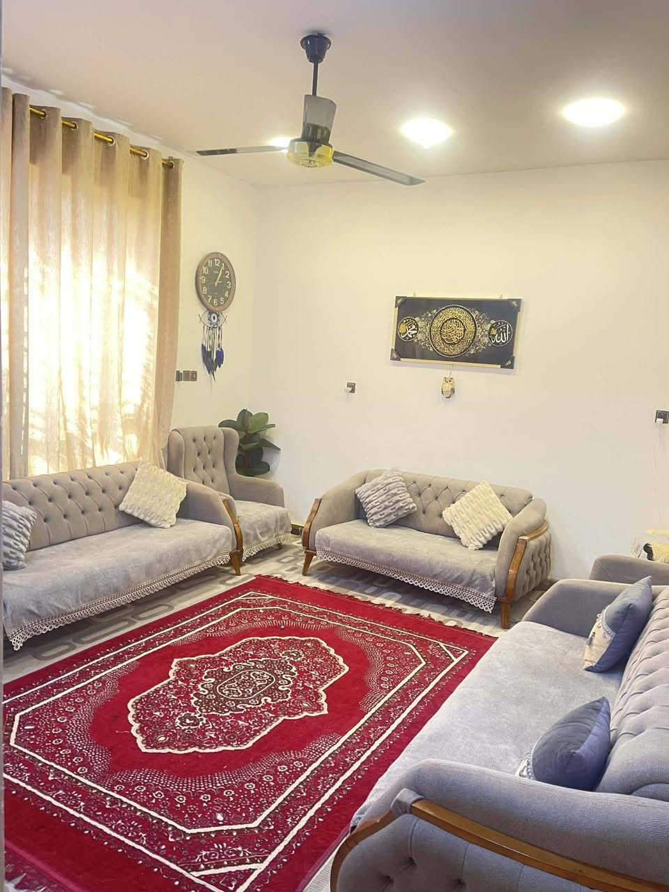 السلام عليكم للبيع بيت 100متر مربع ركن داخلي العنوان السريدات القديمه المربع الثالث قرب اسواق حموشي سعره 84 طابو زراعي سند 25 اقرار محكمه باقي التفاصيل داخل الفيديو
***********
