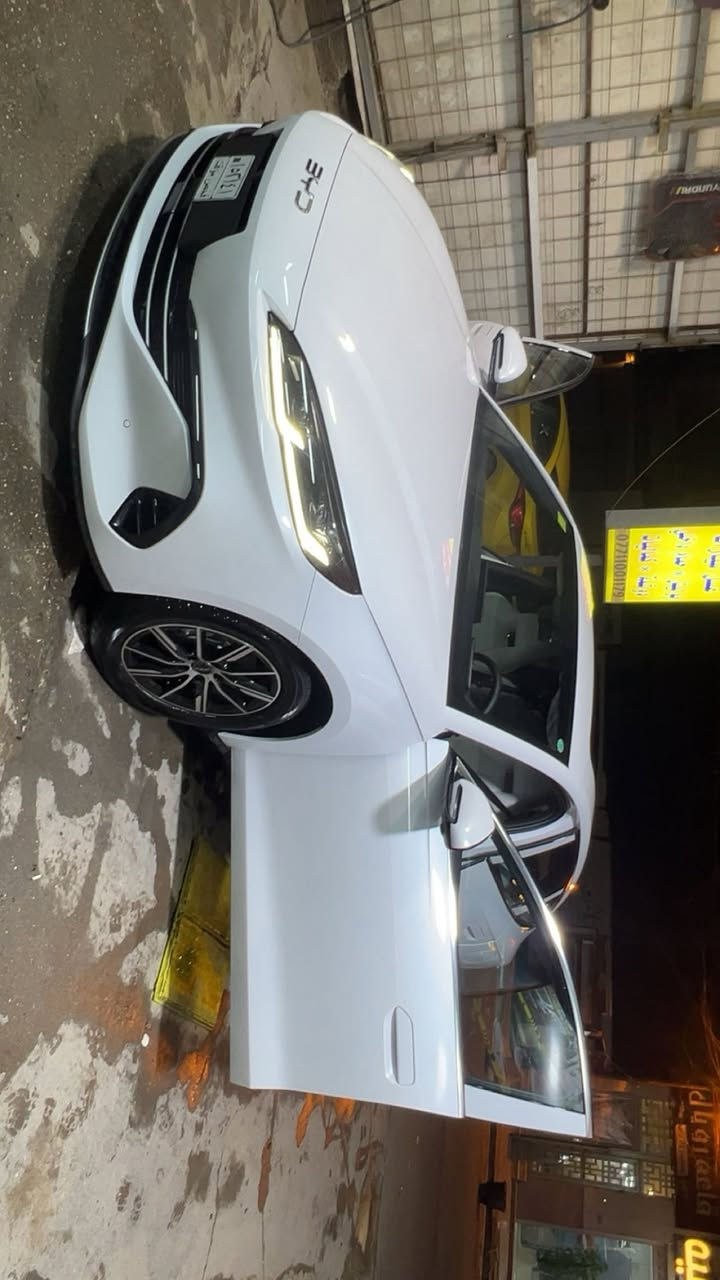 السلام عليكم byd سيل 6 السيارة جديدة بمعنى الكلمة مرقمة بغداد المواصفات 5 كامرات بانوراما كشن كهرباء ماشية 11 الف رايدها 25 مليون 
كامرة قلابة 360 درجة شاشة كبيرة تشغيل عن بعد 
اضائة LED 
حساسات امامي خلفي 
اشارة مري جانبية 
دخول ذكي 
تبريد قطعتين 
كل غراضها والعدد ممفتوحة 

الاتصال *********** العنوان بغداد
