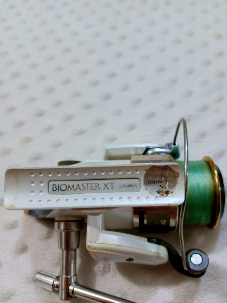 ✓✓✓ااسعر خاص 
رقم الواتساب ‏‪***********‬‏
​الاسم : شي مانو بايو ماستر (Shimano Biomaster XT 4000).
​بلد الصنع: ياباني أصلي (Made in Japan) كما هو محفور على جسم الماكينة.
​الحجم: 4000.
​سعة الخيط (الرواند):
​خيط نمرة 3 يشيل 200 متر.

​خيط نمرة 4 يشيل 150 متر.

​خيط نمرة 5 يشيل 110 متر
 الماكينة (Shimano Biomaster XT 4000) تعتبر من "الأنتيكات" اليابانية الراقية اللي لها ثقلها ومكانتها عند الصيادين القدامى. إليك المواصفات الميكانيكية والفنية الكاملة لها:

⚙️ المواصفات الميكانيكية والجسد

مادة الصنع: جسم الماكينة (Body) مصنوع من المعدن بالكامل ليعطيها متانة عالية وتحمل صدمات، أما بكرة الخيط (Spool) فهي مصنوعة من الألمنيوم/الغرافيت المطلي مع حافة ذهبية ناعمة لتقليل الاحتكاك مع الخيط أثناء الرمي.

الذراع (Handle): ذراع متين من المعدن وقابل للطي (Folding Handle) بزر جانبي لتسهيل الخزن، مع مقبض خشبي كلاسيكي مريح جداً أثناء التدوير.

الدوران والتروس: تحتوي على منظومة تروس يابانية داخلية مصنوعة من النحاس والألمنيوم الصلب، مما يمنحها سلاسة فائقة وقوة سحب (Drag Power) ممتازة للأسماك الكبيرة.
