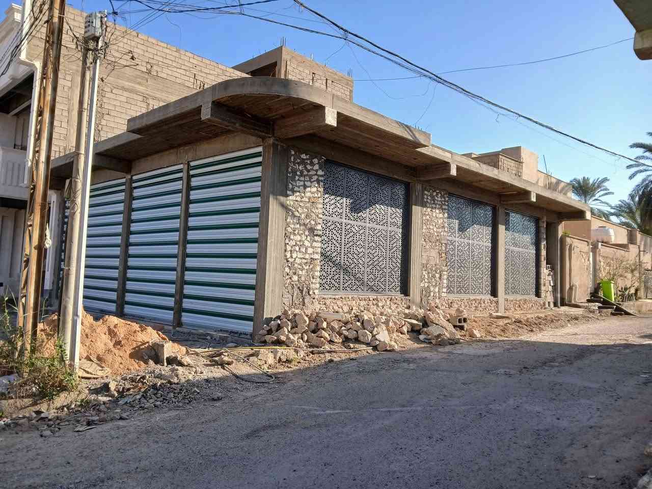 للبيع 
محلات واجهة ١١.٢٥ م ×١٥م عمق 
 مساحة كلية ١٧٠ م٢ 
الموقع هيت حي المعلمين الاولى الشارع الرئيسي
ممكن تنباع جزئين 
الجزء الاول محل  بمساحة ٧٥ م٢ (٥×١٥ ) 
الجزء الثاني بمساحة محل ركن  بمساحة ٩٥ م٢ (٦.٢٥ م×١٥) بابين 
للإستفسار الاتصال على الرقم ***********
او مراجعة المكتب الهندسي للبناء والعقار الجري مقابل صيدلية الغزال مجاور صيرفة عزيز مشعان
