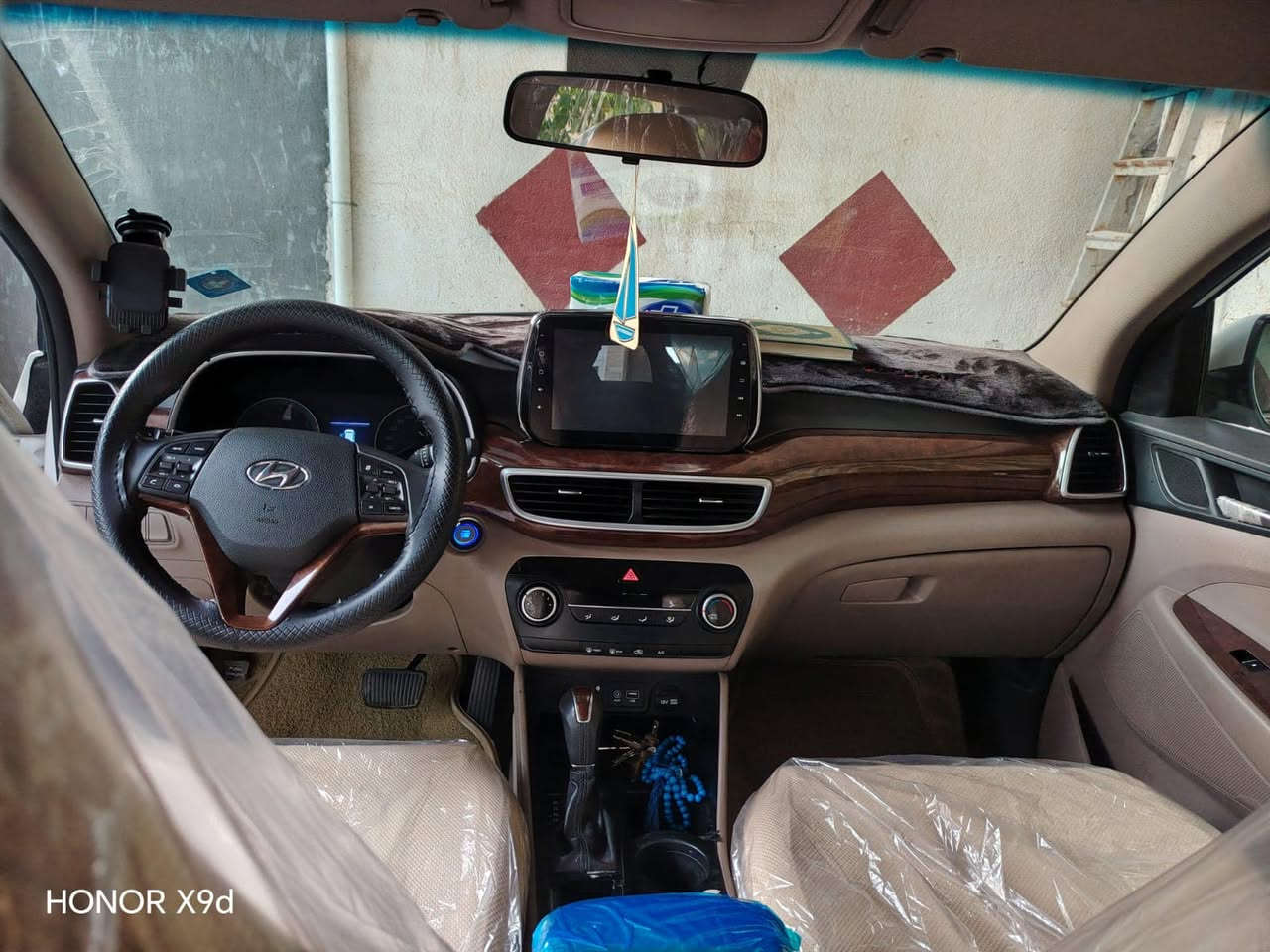 السلام عليكم توكسان 2020 رقم بغداد بسمي سياره جديده بيه اشويه صبغ بل بنيد على كد شبر مثل ماموضح بصوره ماشيه 117 مكاني كربلاء السعر 200 وبيه مجال *********** اني مكلف اتصل على راعي السياره
