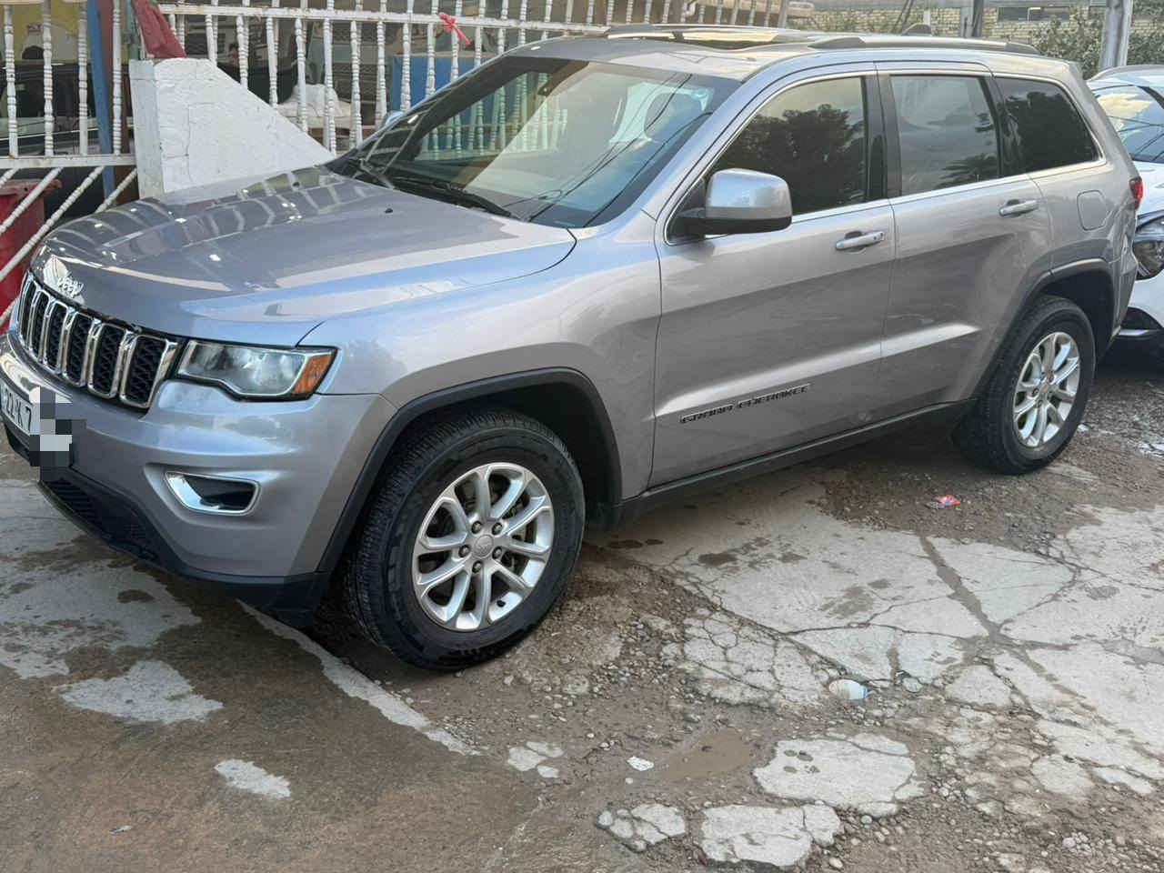 جيب شيروكي لاريدو 2021 وارد امريكي حادثها بسيط فقط تبديل جاملغ امامي والباقي كفاله من الصبغ والتبديل والبارد شواصي لغود كفاله 
فول مواصفات محرك 6
رقم شمالي تحويل وكاله حاضر 
سياره جديده او جاهزه من كلشي 
السعر 210$ ***********
