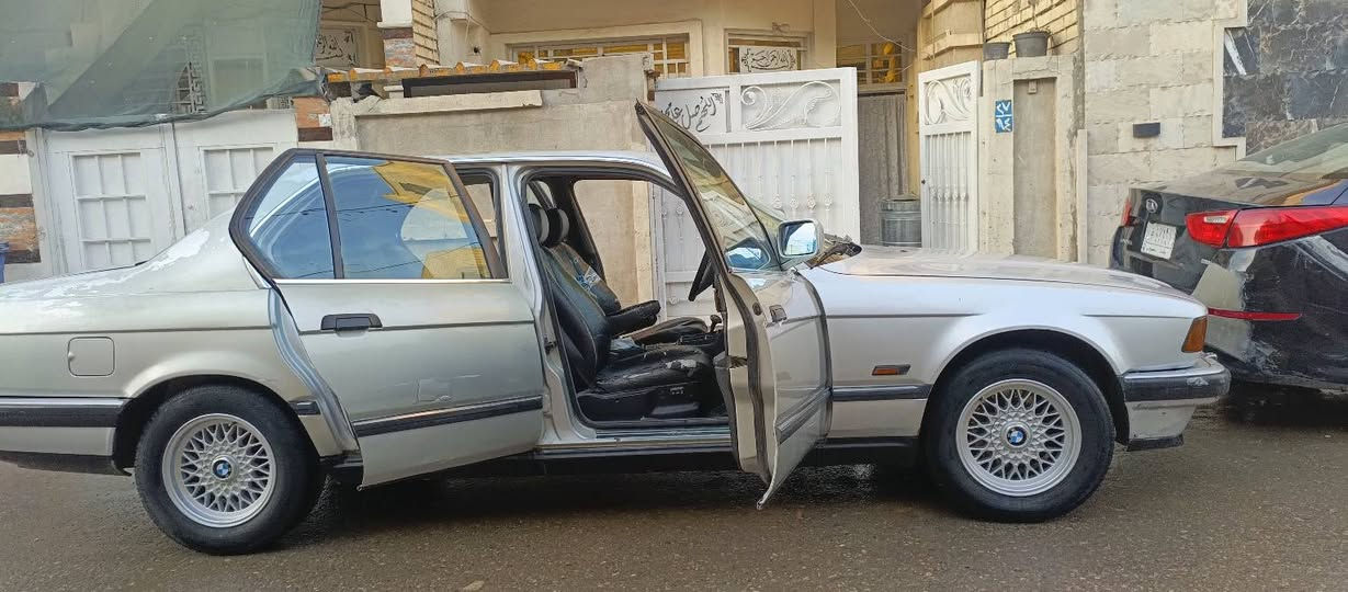 735i للبيع لون سلفر كير ومحرك مكفول رقم انكليزي بغداد بسمي تبريد شغال ثلج قطعتين كهربائيات فول اوتماتيكك V6 المحرك والمكينه مكفولات
السعر 45 ورقة
تلفون *********** 
العنوان بغداد
