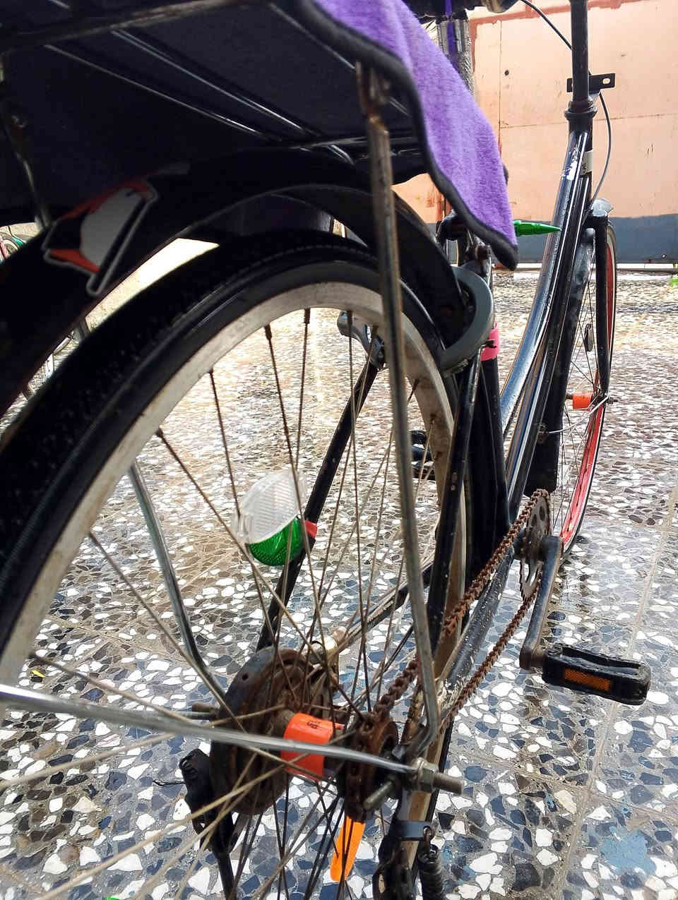 السلام عليكم بايسكل للبيع حجم 26 البايسكل كلشي مابي بي بس ازلوغ شويه المكان النجف الكوفه السعر 45 وبي مجال قليل الاتصال ***********
