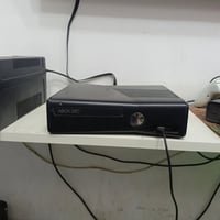 Xbox 360 لاروره مهكر  هار 250 بيه 45لعبة  نظيف كل الالعاب بيه شرط شغل ...