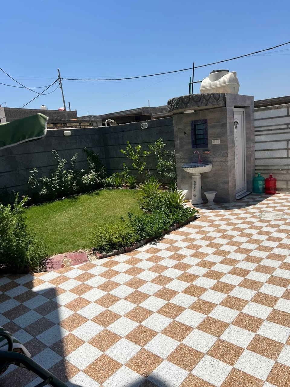 بيت للبيع مساحته 180
الطابق الارضي مطبخ استقبال صاله غرفة نوم حمامات ثنين

الطابق الثاني غرفتين نوم وحمام 

مكانه قرب فلكة الزعيم حي العهد
زراعي سند 25

للاستفسار ‭***********‬
