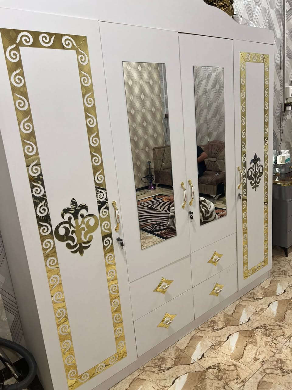 كنتور ٢٥٠
سرير عدد ٢ ب٥٠
ميز ١٥٠
دواشك عدد٢ضغط عالي ٣٠
نظيفات 
استخدام قليل كما موضح بالصور 
بيهم مجال


**إذا كنت صاحب هذا الإعلان وتريد حذفه لأي سبب، رجاءا أرسل رسالة إلى الدعم الفني**