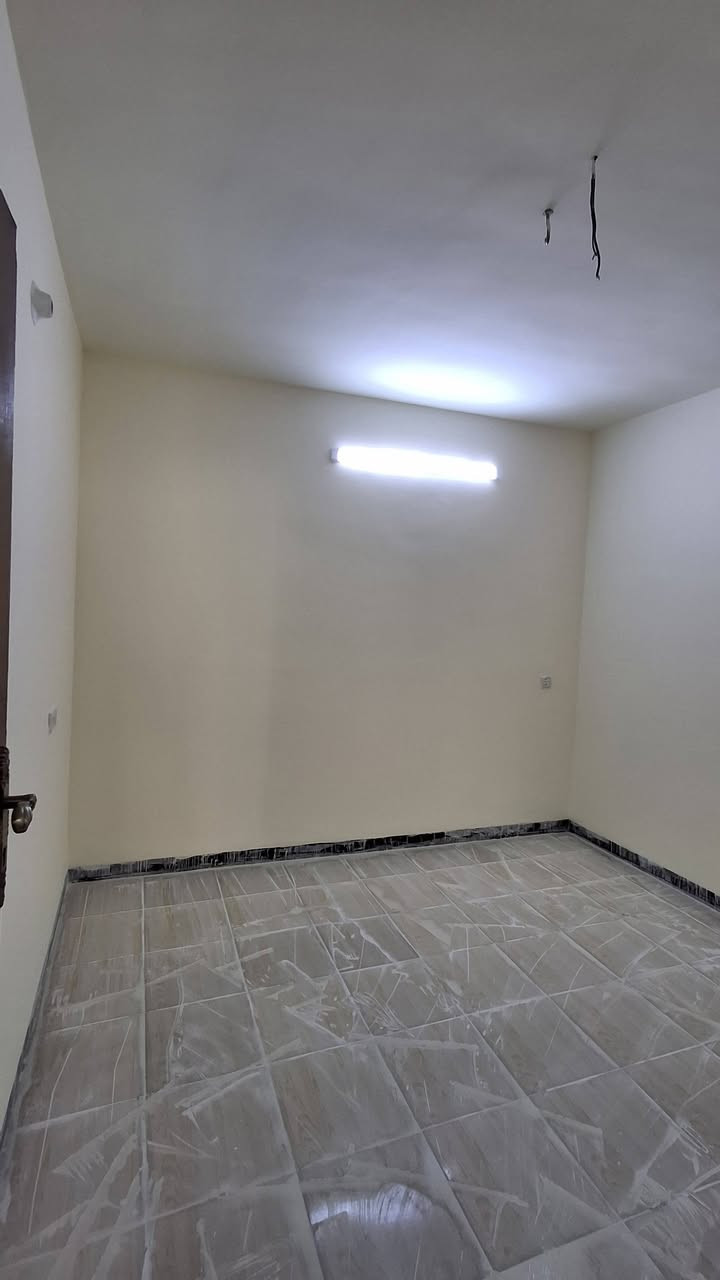 🏠للايجار شقة طابق اول معزولة 
🔵غرفة ،  صالة ،  مطبخ ،  خدمات 
🛑موقع حي الحسين قرب مجمع النسيم 
💸ايجار ٤٠٠ الف سعر نهائي 
☎️الاستفسار ***********
☎️الاستفسار ***********
