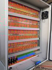 من ورشة ويف WAVE الهندسية كابينة خطوط اشتراكات المولدة يحتوي على فان ت...