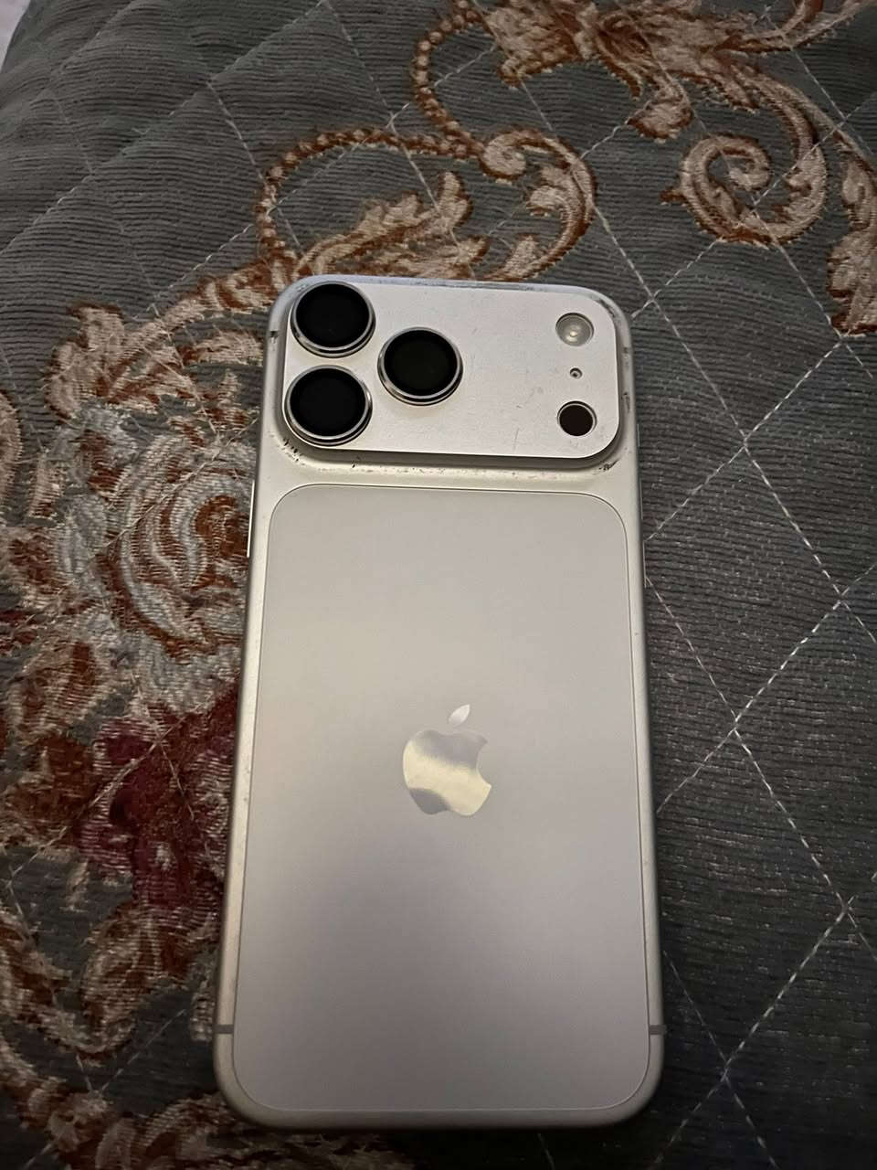 📢 للبيع آيفون 17 برو ماكس سيلفر بسعر فرصة
📱 iPhone 17 Pro Max
✅ اللون: سيلفر
✅ النظافة: 97%
✅ الجهاز بحالة جيدة جدًا ولا يوجد أي كسر أو عطل فني
✅ الكابل الأصلي موجود
✅ الشكل الخارجي مرتب ومحافظ عليه

📦 المرفقات:
 • كابل فقط
 • لا يوجد كرتون أو شاحن

📍 الموقع: بغداد – حي البنوك

💰 السعر المطلوب: 800,000 دينار عراقي

⚠️ ملاحظة مهمة: الجهاز عليه قفل حاليًا ولا أتذكر رمز القفل، لذلك تم تسعيره بشكل مناسب وواضح أمام الجميع.

للجادين فقط، والسعر قابل للتفاوض بالحدود المعقولة بعد المعاينة
***********

 📢 للبيع آيفون 17 برو ماكس سيلفر بسعر فرصة

📱 iPhone 17 Pro Max
✅ اللون: سيلفر
✅ النظافة: 97%
✅ الجهاز بحالة جيدة جدًا ولا يوجد أي كسر أو عطل فني
✅ الكابل الأصلي موجود
✅ الشكل الخارجي مرتب ومحافظ عليه

📦 المرفقات:
 • كابل فقط
 • لا يوجد كرتون أو شاحن

📍 الموقع: بغداد – حي البنوك

💰 السعر المطلوب: 800,000
مابي كارتونة و الجهاز ماستر شرق اوسط. اخاف احد يروح باله بعيد. نسة ابني الصغير الرمز و الاي كلود. و مربوط ع رقمي.  واضح ؟   و من ابيعة الك يفتح ما يفتح مو مشكلتي. لان تعبت من الشرح لبعض العقول
***********
