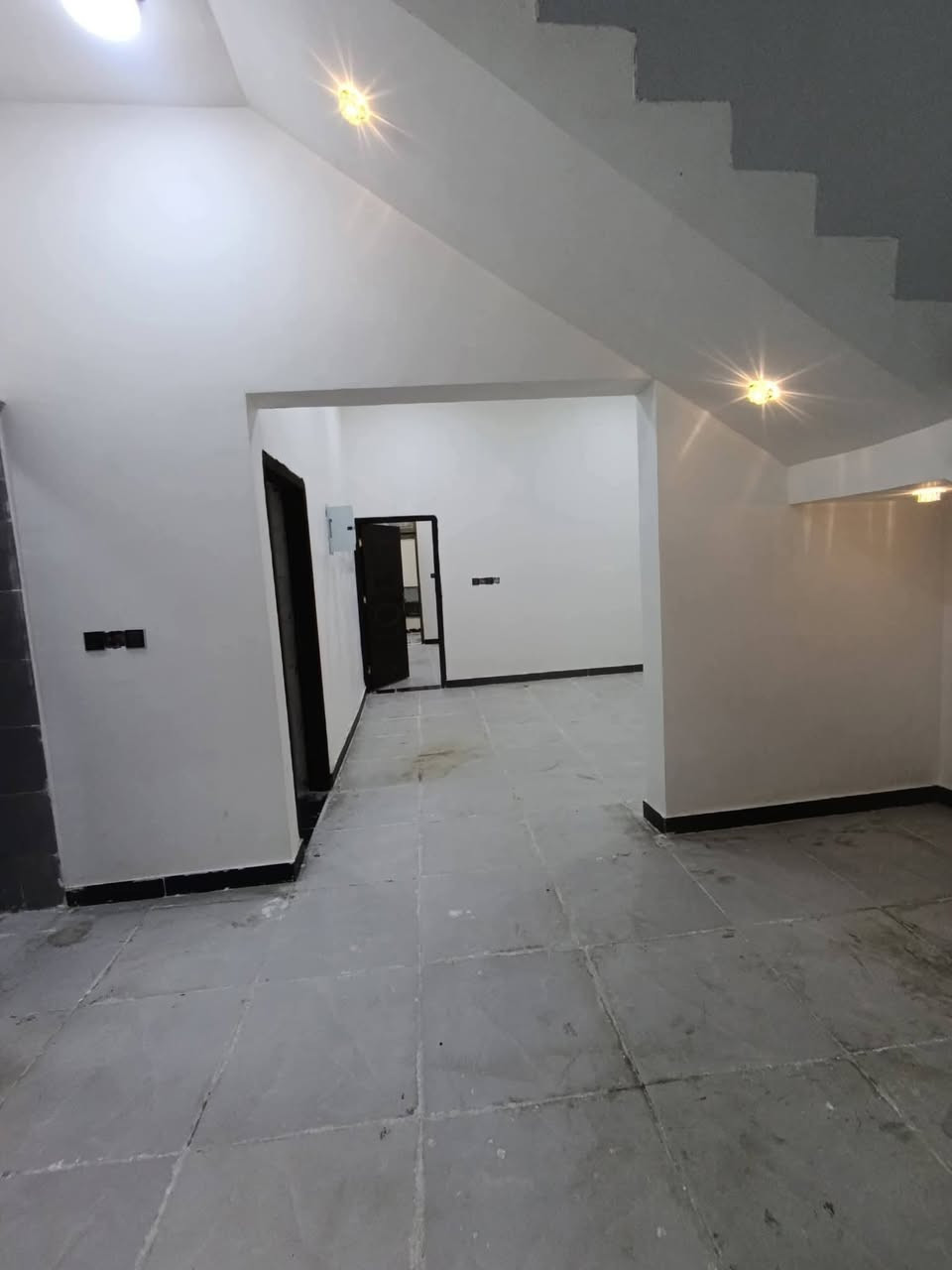 ♦️يعلن مكتب عقارات المسار
***********
عن دار للبيع 🏚️ 
في شط العرب باب االهوى 
♦️المساحة 190
♦️بناء درجة أولى بلوك + شارع البيت 10 متر تبليط
♦️يحتوي البيت ع غرفتين+ صاله +مطبخ + دوانيه + حمامات داخليه وخارجيه+ 

♦️السعر 96 وبي مجال 
للاستفسار اكثر اتصل  
***********
نستقبل عروضكم دور سكينه وقطع اراضي في شط العرب فقط
