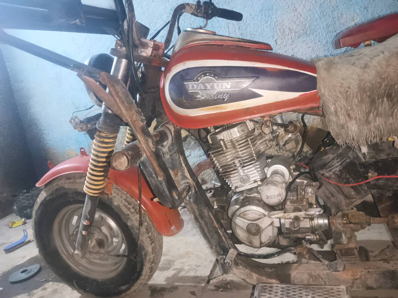 تكتك دايون للبيع، ممتاز ومناسب للنقل والبضائع. الحالة جيدة مع بعض آثار الاستعمال. يقدم وسيلة اقتصادية وفعالة للتنقل وتجارة الشوارع. للاستفسار والاتفاق، يرجى الاتصال أو المراسلة.