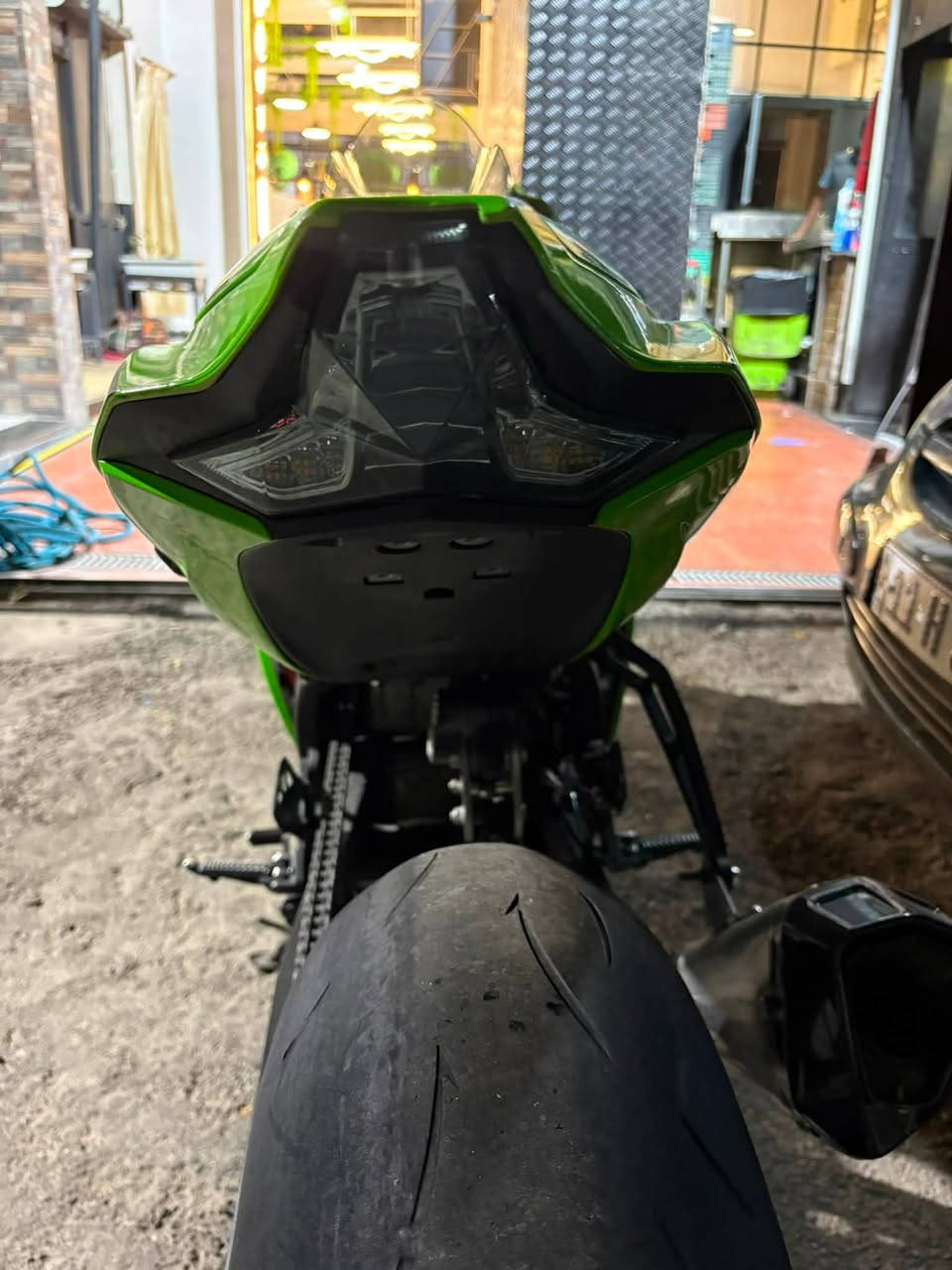 سلام عليكم 
كاوسكي z1000r
2016
ماشيه 20 الف كيلو متر 
ABS
درايف مود 3 انضمه 
عليه اضافات 
سلايدرات
جوينات حمر
قمبوره خلفيه
تهبيطه اماميه بروكس
تهبيطه خلفيه بروكس
هدرز 
كزوز
تطواله خلفيه
يدات بريك رياضي 
جامه اماميه 
زنجيل 
بك لايت خلفي ابيض 
ستاند قصير
الدراجه من انضف الz بلعراق 
تايرات جدد دهن جديد الدراجه بوضع الوكاله 
ربع ماتصرف عليه 
مكاني الجادريه 
سعره 90 ورقه وبي مجال بسيط
***********
