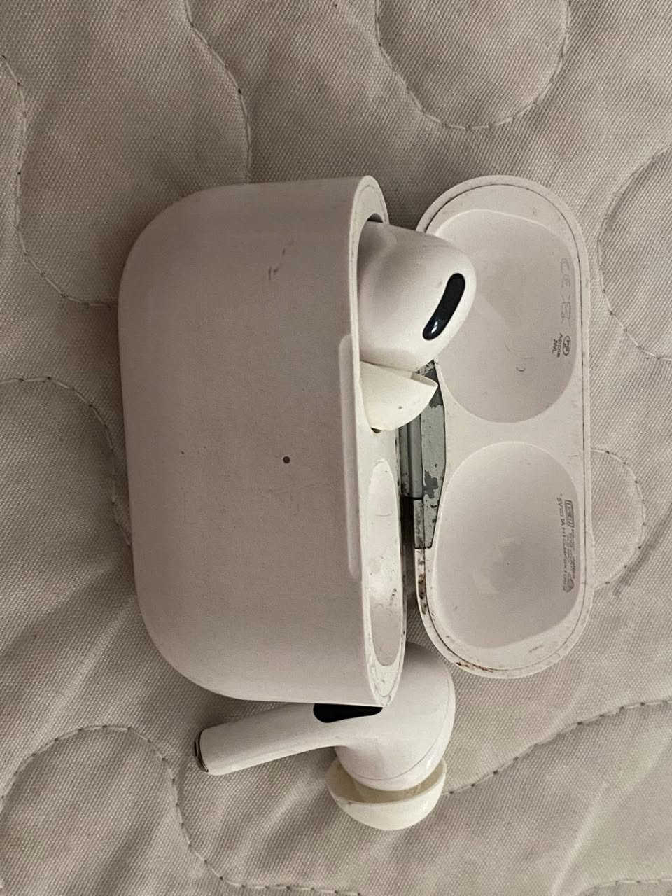 AirPods Pro 1 
ايربودز برو 

عزل ضوضاء بالسماعتين او تك واحد
ترانسبرنسي مود تسمع اي شيء من خلال المايكات
سبشل اوديو تتبع اتجاه الايفون
تدعم find me باحسابك
Live listening 
Background sound 

كارتونة موجودة وكافه الملحقات
سعر 150,000


**إذا كنت صاحب هذا الإعلان وتريد حذفه لأي سبب، رجاءا أرسل رسالة إلى الدعم الفني**
