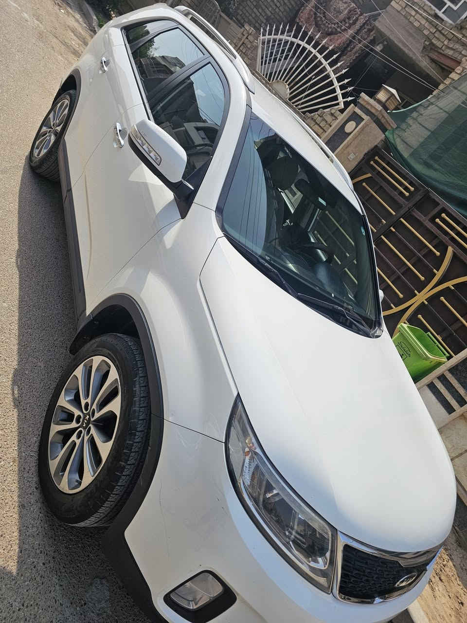 السلام عليكم...سورنتو أربيل موديل ٢٠١٤
المواصفات  ٤سلندر خليجي ٢٤٠٠حجم المحرك بأسمي السنوية ٧ راكب ٣قطع ترحيب بصمه أبيض الون البيع على السونار تبريد ٣ قطع كشن السائق كهربائي 
*********** بيع فقط كافة حقوق المشتري مضمونه بموجب القانون وكالة او تحويل 
بغداد السيدية
