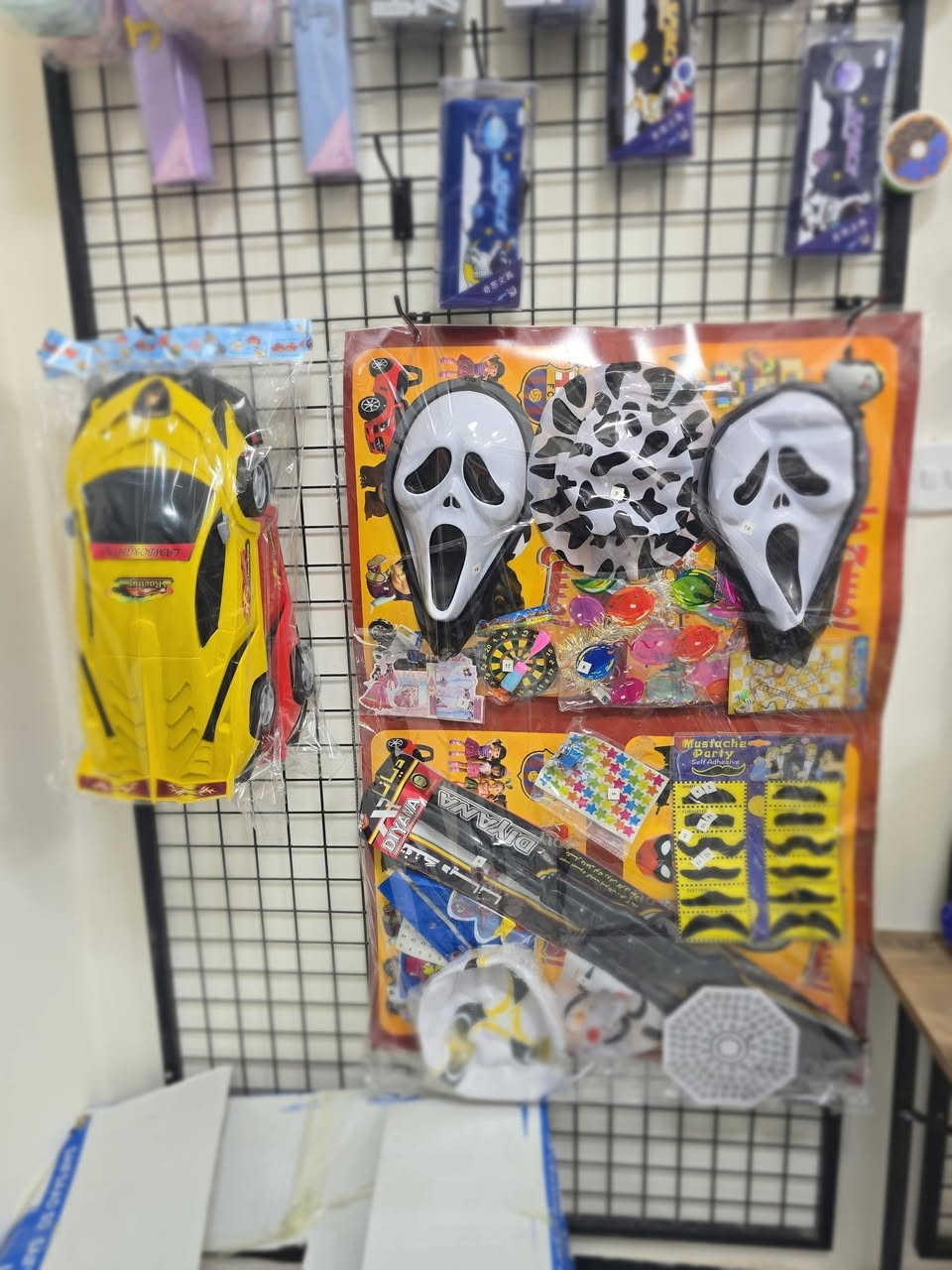 بمناسبة حلول عيد الفطر المبارك اعاده الله علينا وعليكم بالخير واليمن والبركات يتوفر لدى مكتبة الوان وحروف مجموعة جميلة من العاب الأطفال وبأسعار مناسبة جدا العنوان.. قرب ملعب الكواسر المراسلة على الواتس اب ***********
