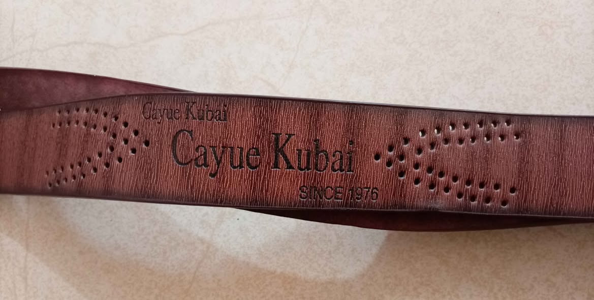 حزامًا جلديًا من ماركة Cayue Kubai باللون البني العتيق. تم تصنيع هذا الحزام بنمط كلاسيكي محفور يحمل شعار العلامة التجارية وعبارة "SINCE 1976" مع نقوش مخرمة على الجانبين لإضفاء لمسة جمالية.مواصفات ومميزات الحزامالمادة: مصنع بشكل أساسي من الجلد الصناعي عالي الجودة (PU Leather) المتميز بمظهر شبيه بالجلد الطبيعي.التصميم: يتبع طراز الـ Vintage الكاوبوي أو الكاجوال الملائم للجينز وبنطال العمل أربيل, العراق


**إذا كنت صاحب هذا الإعلان وتريد حذفه لأي سبب، رجاءا أرسل رسالة إلى الدعم الفني**