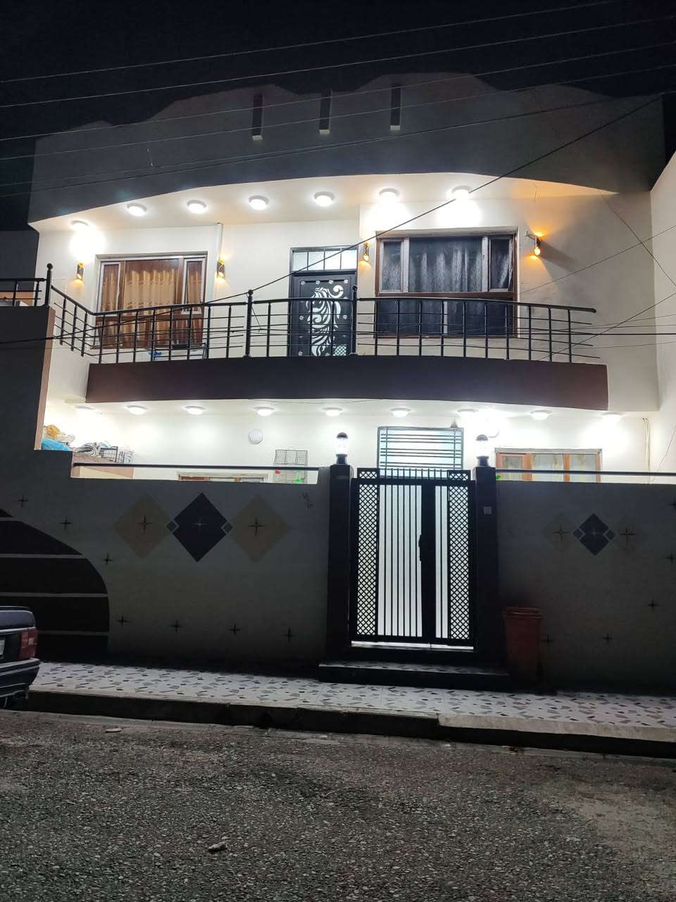 دار للبيع 110متر. مربع طابقين وبيتونه فول بناء درجه اوله علئ شارع 15مترا  يتكون من 

الطابق الاول
 غرفة نوم
 ومطبخ حار بارد
واستفبال.
هول
 ودرج داخلي
 وصحيات داخليه 

وصحيات  خارجيه

الطابق الثاني 
3غرفة نوم
 وصحيات
 وهول
 
 
الموقع حي النصرمقابل جامع المدينه

 السعر المطلوب125مع مجال

 

للاستفسار اتصل علئ الرقم***********
*********** مكتب ابو ظبي للعقار والمقاولات حي الزوراء ٥٥ مقابل دوميز قرب مكتبة السعاده
مستعدون لاستقبال كافة العروض في جميع انحاء كركوك
