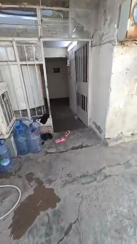: بيت للبيع في الفيلق يم جامع بختياري 120 متر صب وسقف ثانوي كامل غرفه وحده سندويج متكون من غرفتين وهول ومطبخ وحمام داخلي وتواليت خارجي مرتب البيت وحديقه وحوش جبير للاستفسار *********** واتساب
