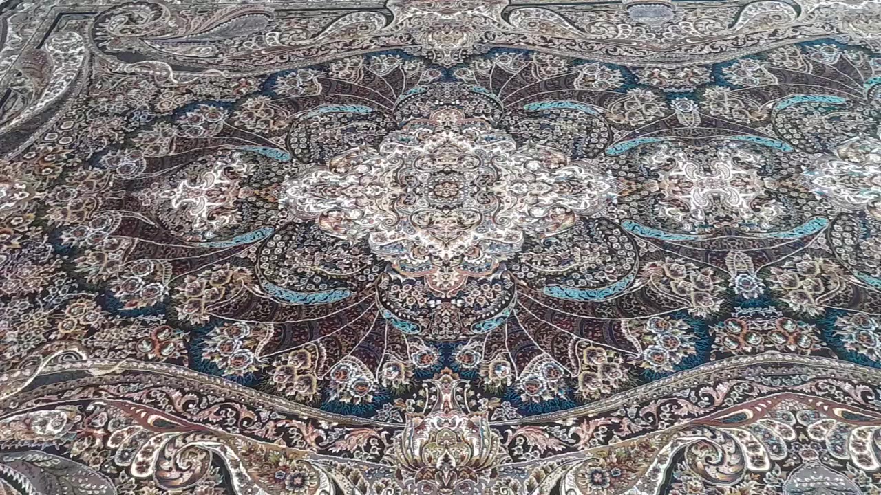 فەرش 700 شانە ئێرانی
لۆک و بێ کێشەیە هیچ دڕاوێکی نییە مانگێک ناوی کڕیومانە
5 مەتر درێژە 2.5 پانە 
***********
250 هەزار و مامەڵە
