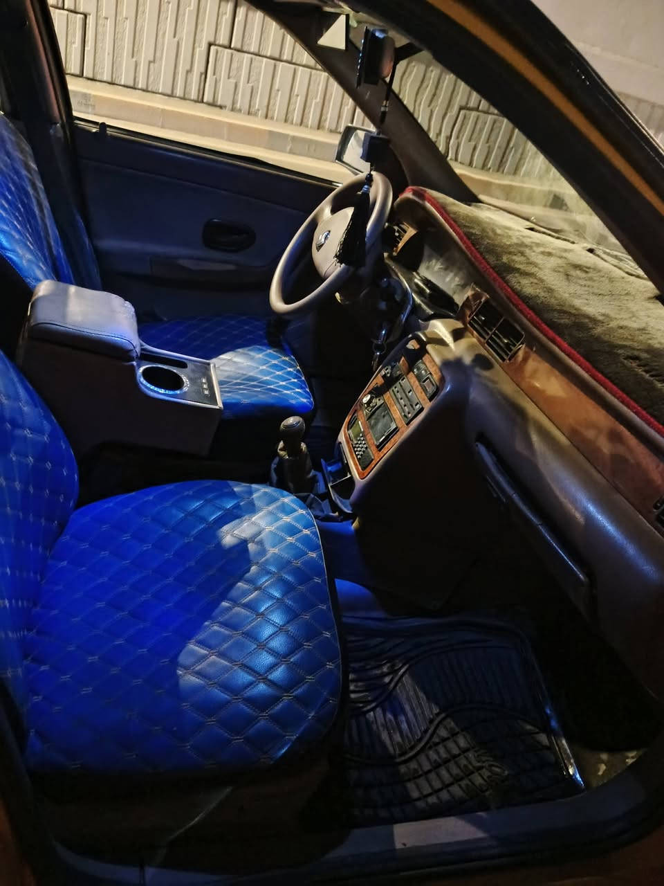 السلام عليكم سمنه 2010 كلشي شغال بيه تبريد شغال تخم تاير جديد صدر جديد دوشمه جلد سنويه 27 صاحبه موجود ثاني يوم ايحول محرك فرنسي قطره بنص السعر 25 نهايته***********
